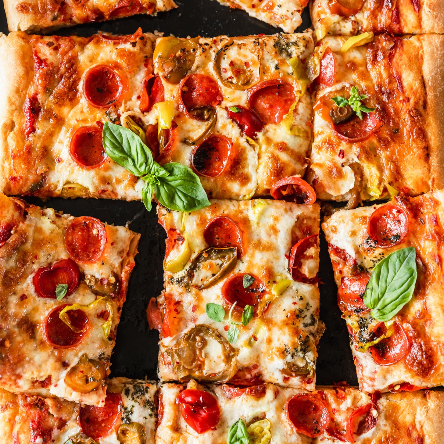 پخت پیتزا سیسیلی در فست فود: