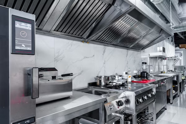 تمیز نگه داشتن هود صنعتی آشپزخانه از اهمیت ویژه‌ای برخوردار است