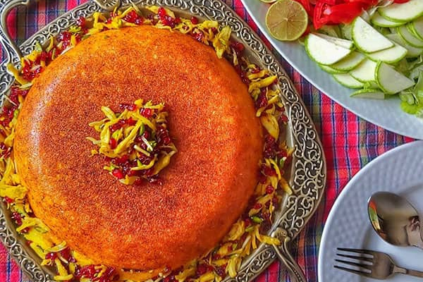 اضافه کردن مرغ و قارچ به برنج